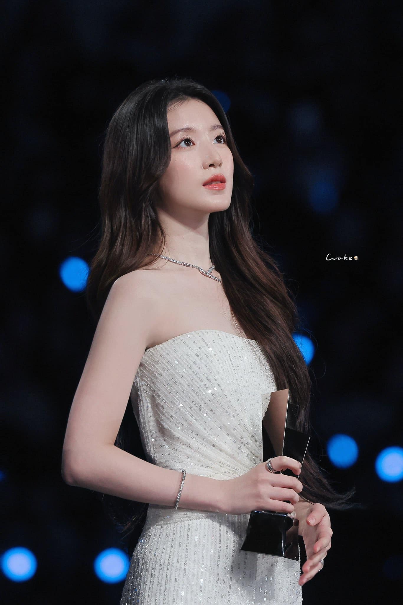 Mỹ nhân đi hát 8 năm vẫn là bình hoa di động: Bị chê live dở - nhảy chán, riêng nhan sắc là ngoại lệ không thể cãi