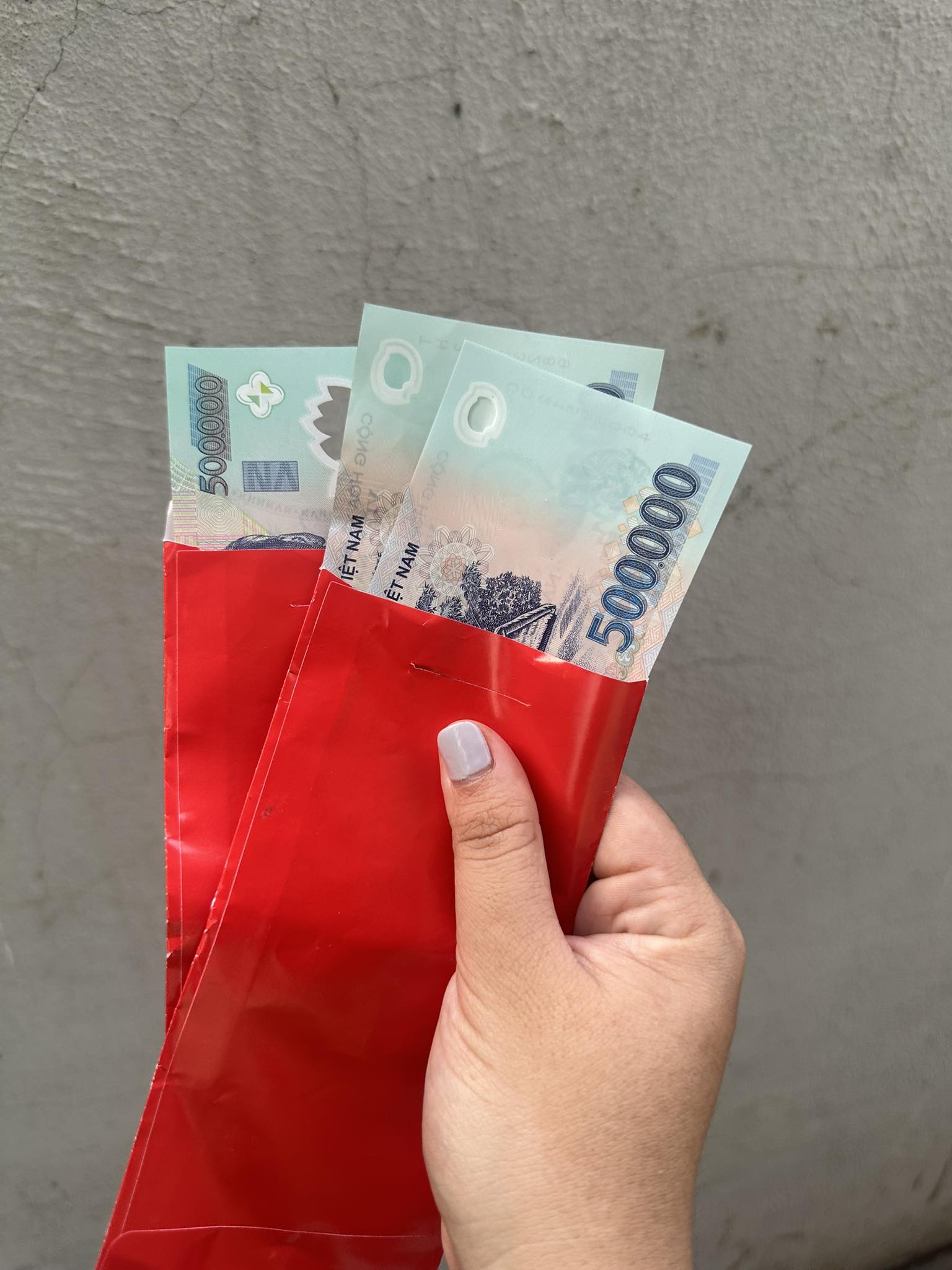 Phạm Như khoe phong bao do người giúp việc lì xì cho gia đình