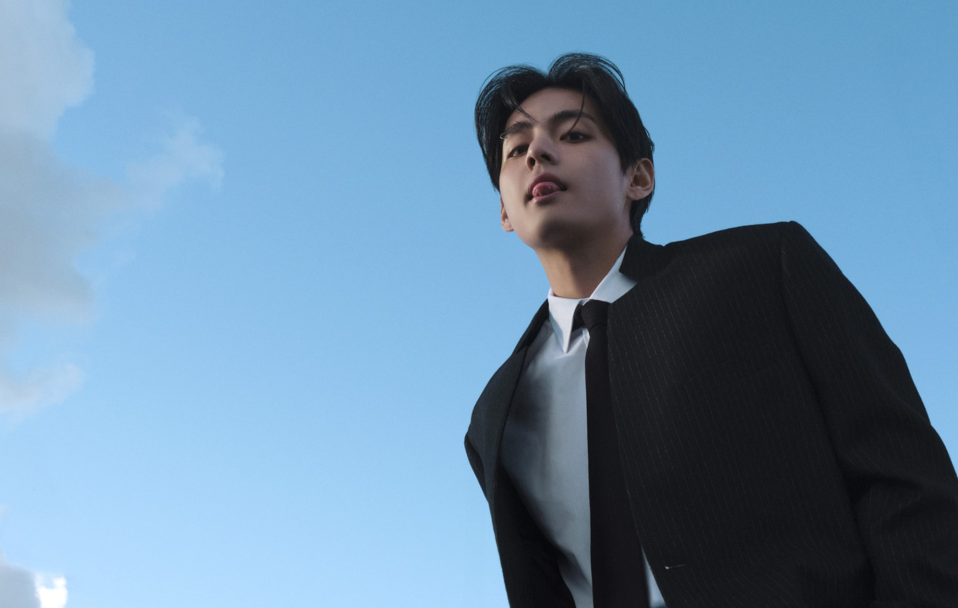 V vẫn luôn là chủ đề hút tranh luận (ảnh: Weverse)