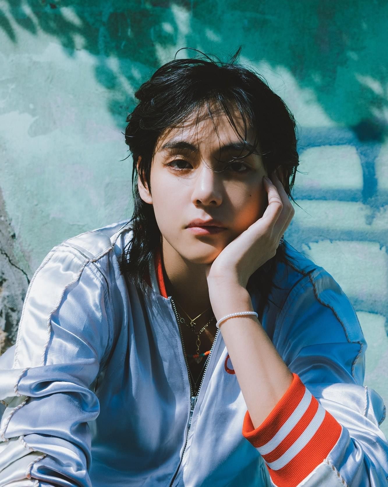 V debut solo với album Layover vào năm 2023 (ảnh: HYBE)