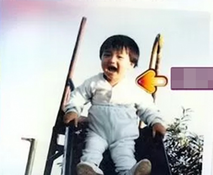 Do hoàn cảnh gia đình khó khăn và cha mẹ ly hôn, Kim Jae Joong được cho làm con nuôi khi mới lên 3 tuổi (ảnh: X)