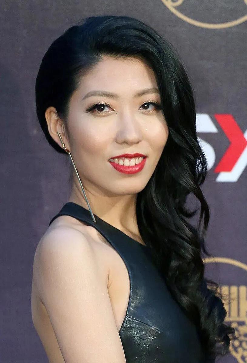 Khúc Uyển Đình từng có thời gian nổi tiếng toàn châu Á, biểu diễn trên sóng Xuân Vãn 2013 (ảnh: Weibo)