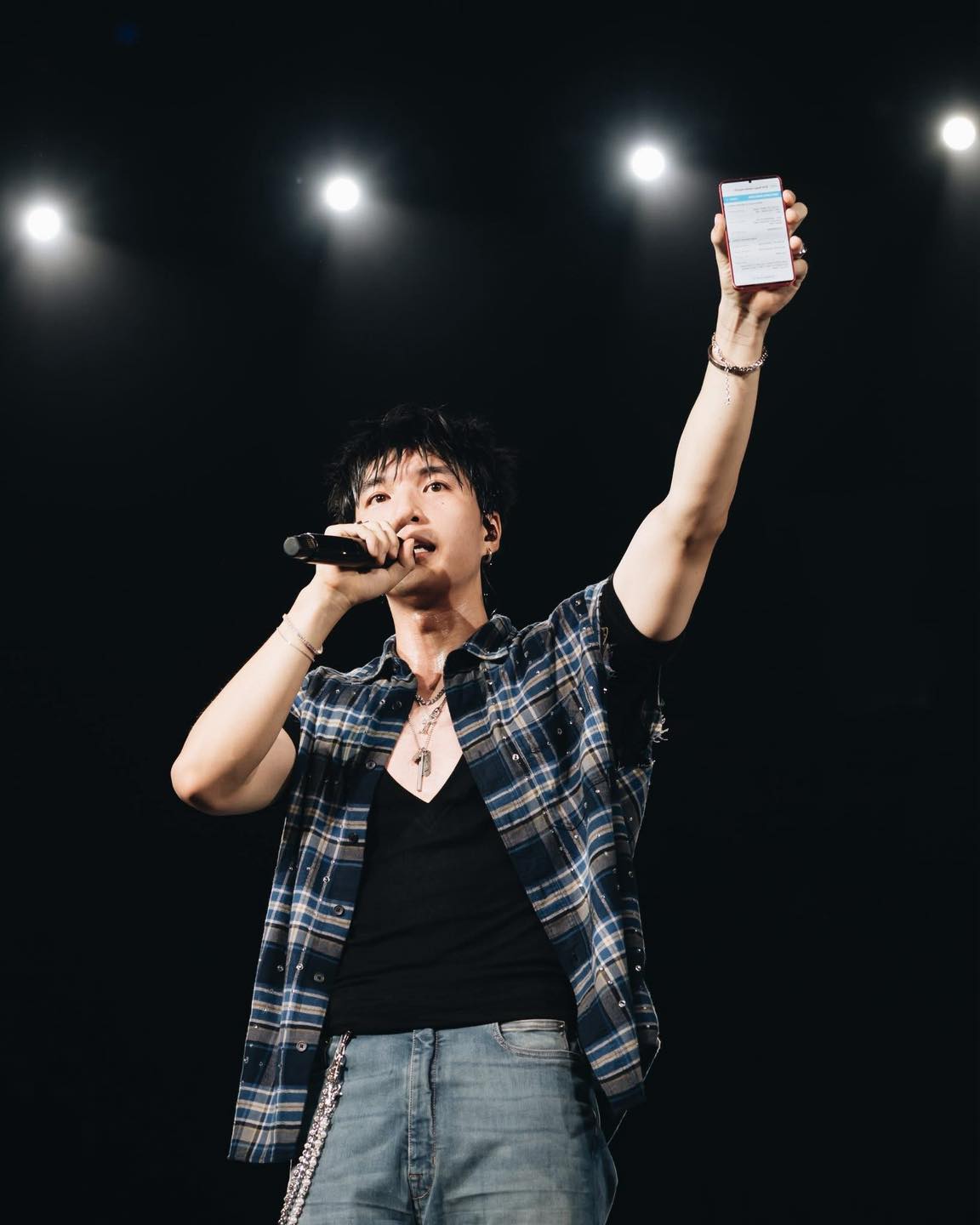 Tại sự kiện âm nhạc GENfest Mbillion 2025, nam rapper công khai ủng hộ 400 triệu đồng cho các hoạt động thiện nguyện ngay trên sân khấu (ảnh: GENfest)