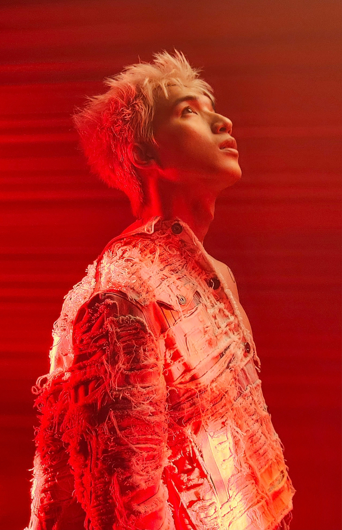 Năm 2023, HIEUTHUHAI ra mắt album đầu tay Ai Cũng Phải Bắt Đầu Từ Đâu Đó và sở hữu loạt hit dẫn đầu streaming tại Việt Nam (ảnh: NVCC)