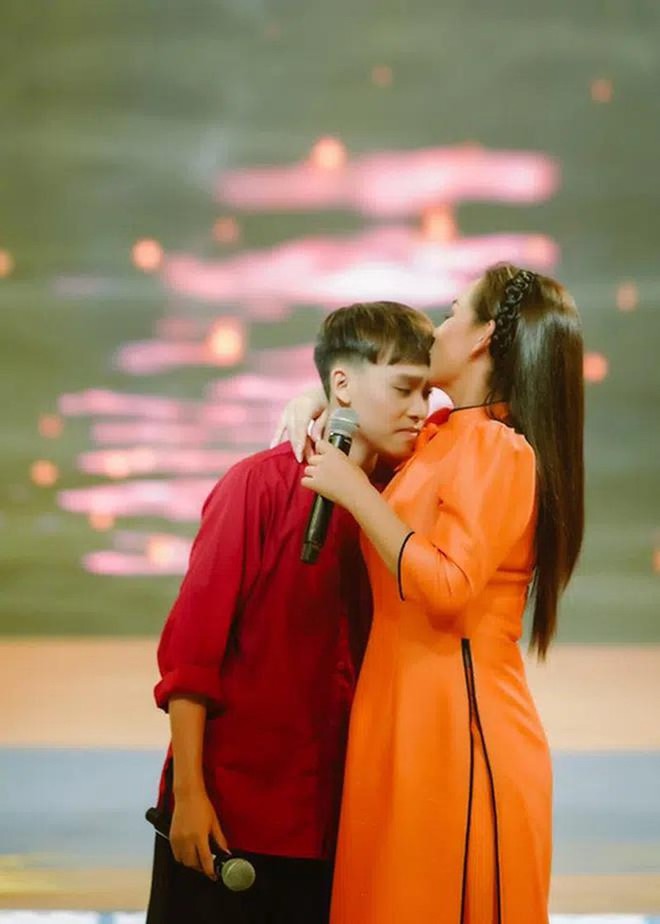 Giai đoạn đầu sự nghiệp, Hồ Văn Cường được cố nghệ sĩ Phi Nhung nâng đỡ (ảnh: FB)