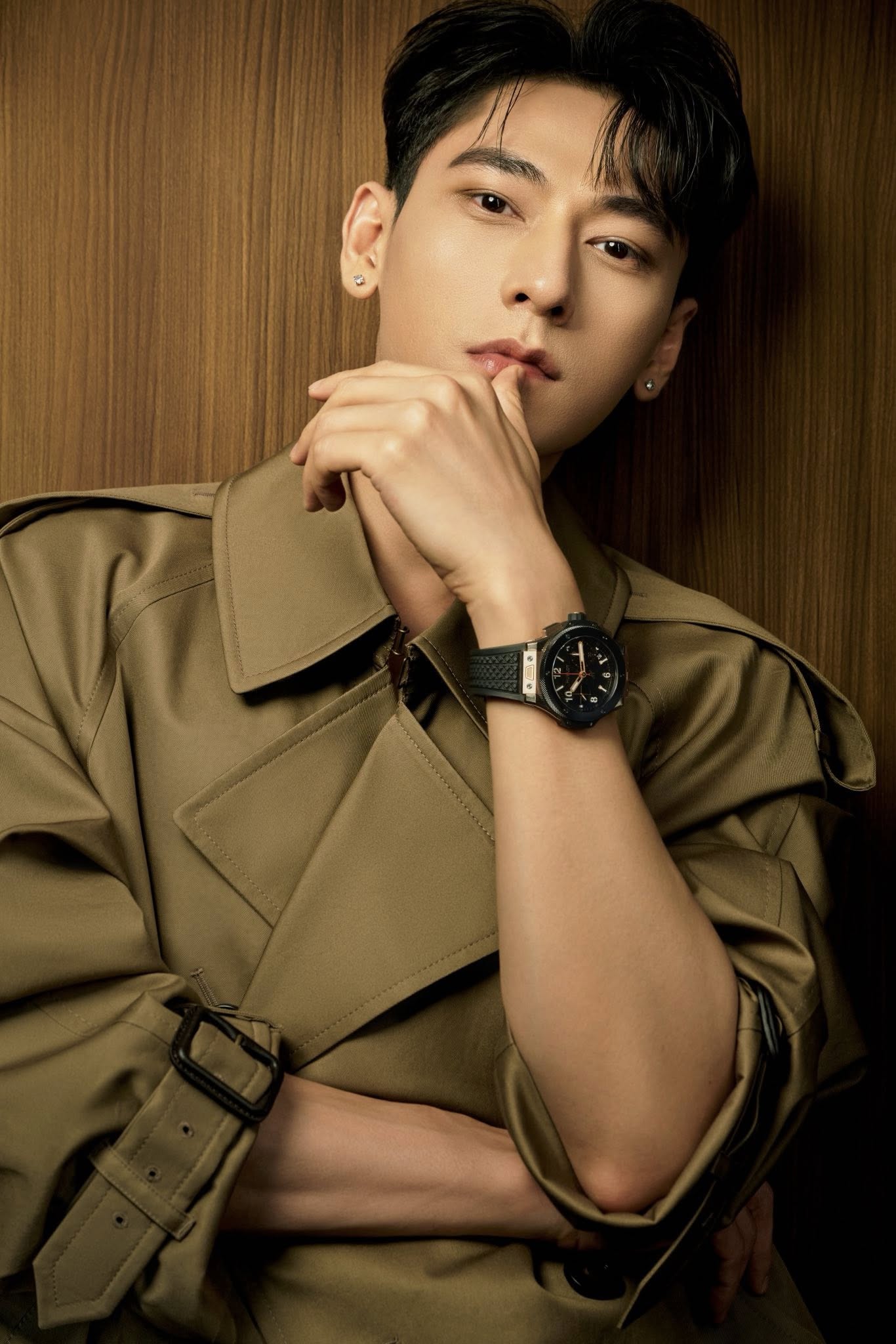  Bên cạnh hoạt động nghệ thuật, Isaac được nhắc đến nhiều nhờ yếu tố ngoại hình (ảnh: FBNV)