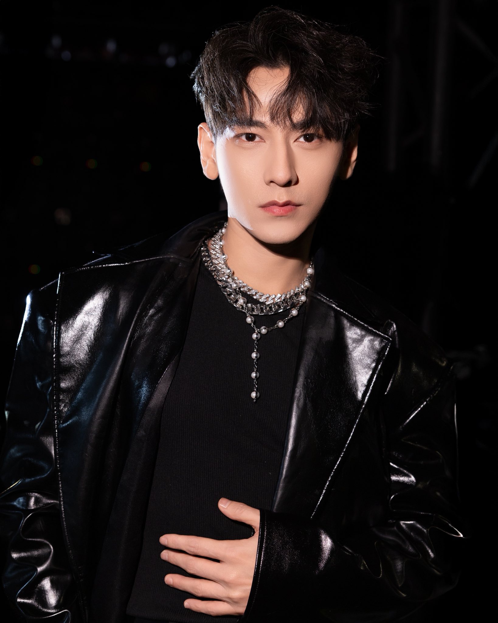 365daband dừng hoạt động, Isaac phát triển sự nghiệp solo đa dạng ở cả vai trò ca sĩ - diễn viên (ảnh: FBNV)