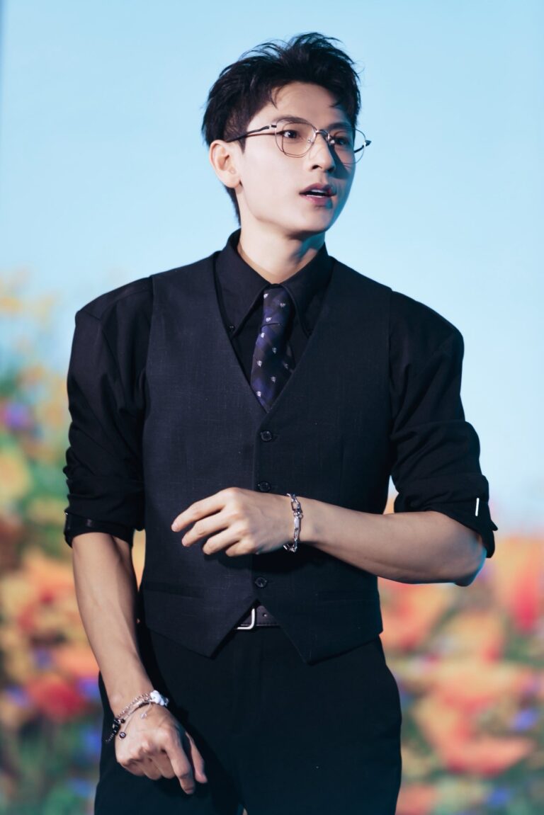 Nam ca sĩ Isaac (ảnh: FB)