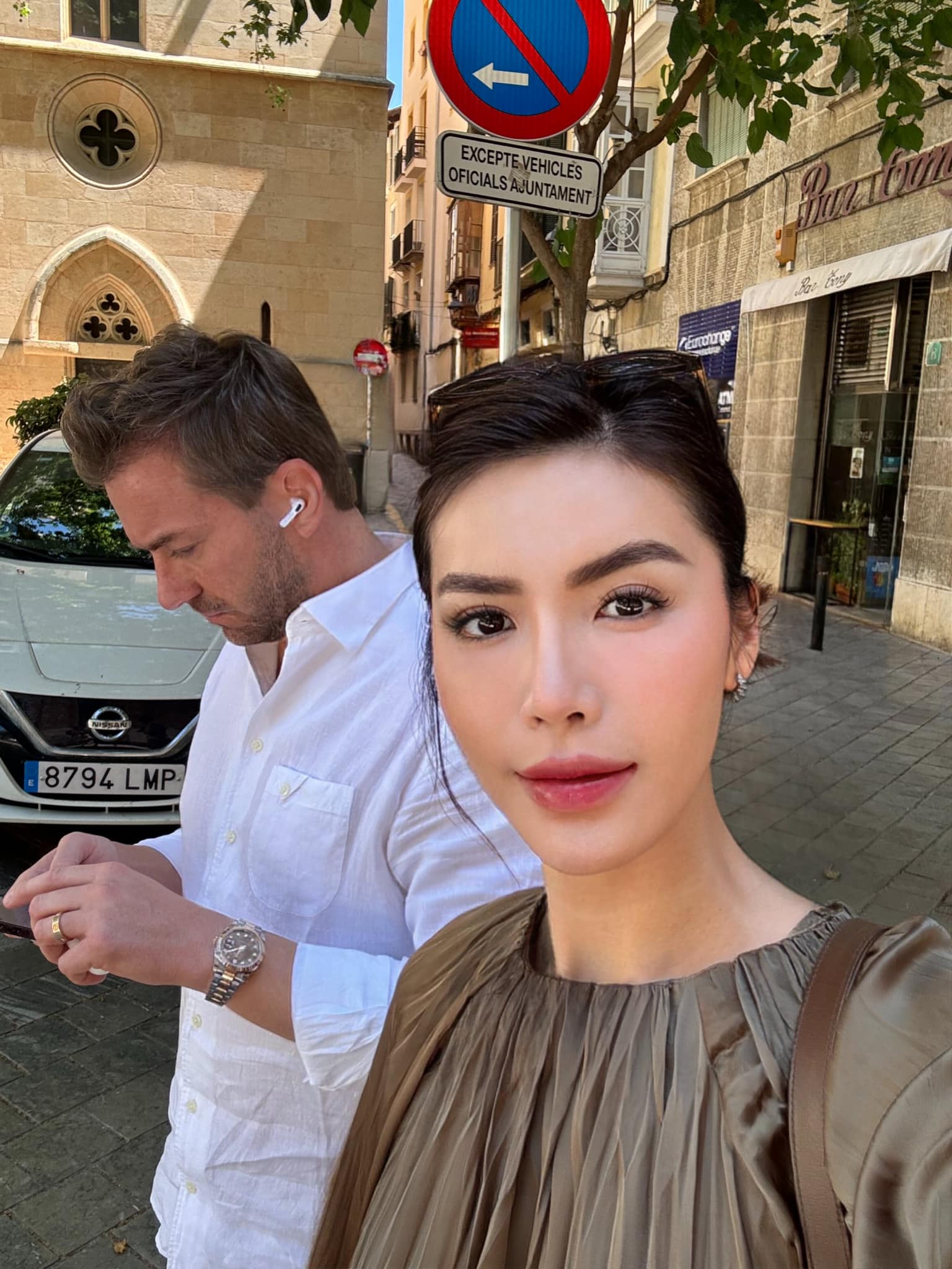 Sau khi kết hôn, Minh Tú thường xuyên đồng hành cùng chồng trong những chuyến đi nước ngoài (Ảnh: FBNV)