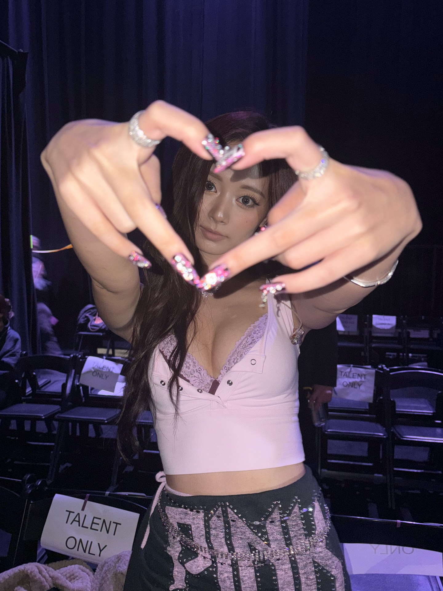 Giọng hát của Tzuyu trên sân khấu show nội y lớn nhất thế giới gây tranh luận (ảnh: IGNV)