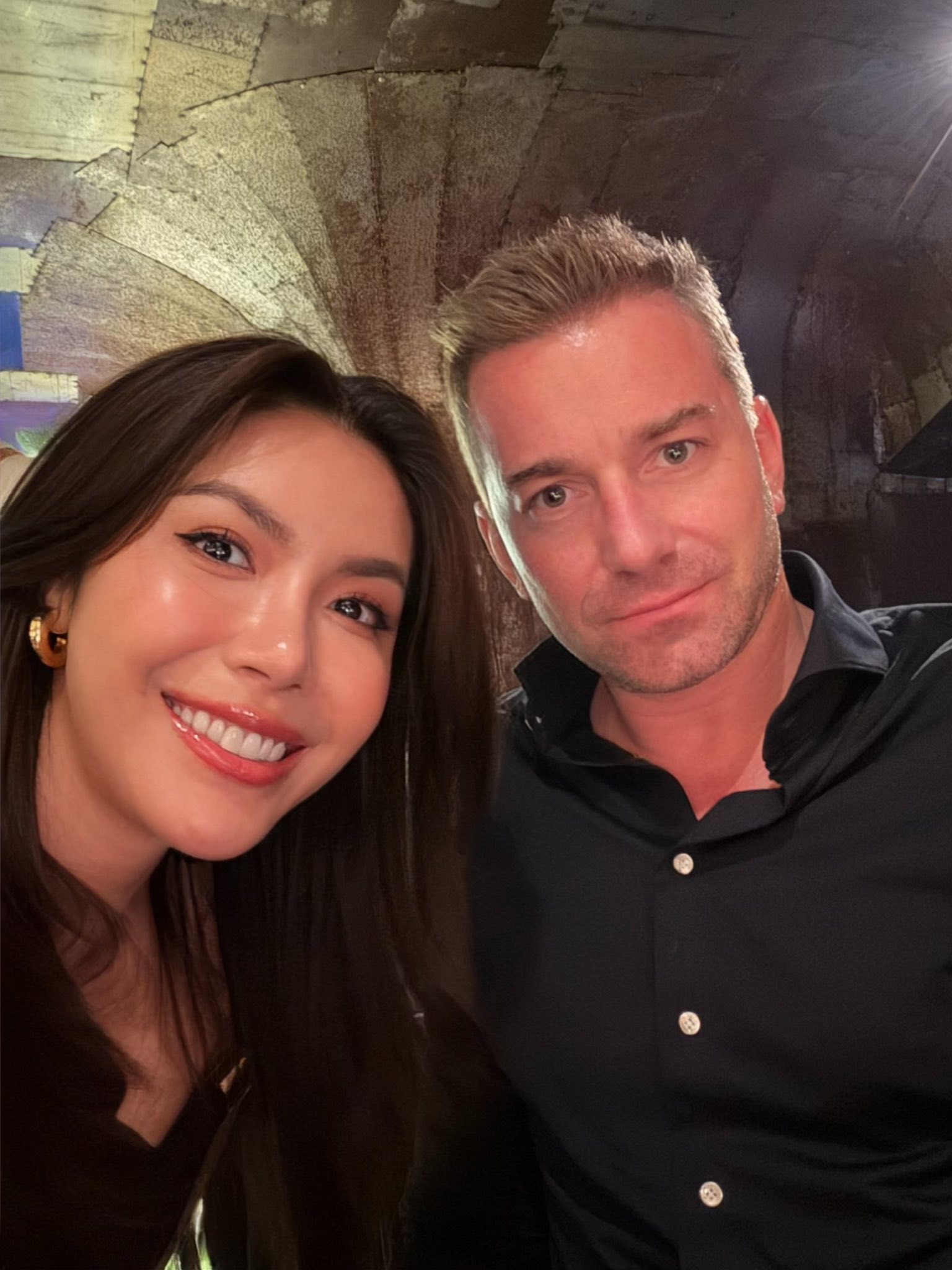 Minh Tú và chồng đã rời khỏi Oman và hạ cánh an toàn ở Thái Lan (Ảnh: FBNV)