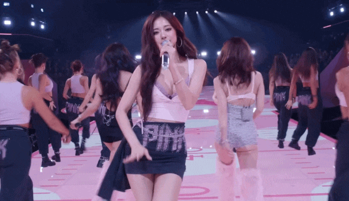 Tzuyu cùng các thành viên Nayeon, Momo và Jihyo của TWICE tham gia trình diễn tại Victoria's Secret Fashion Show 2025