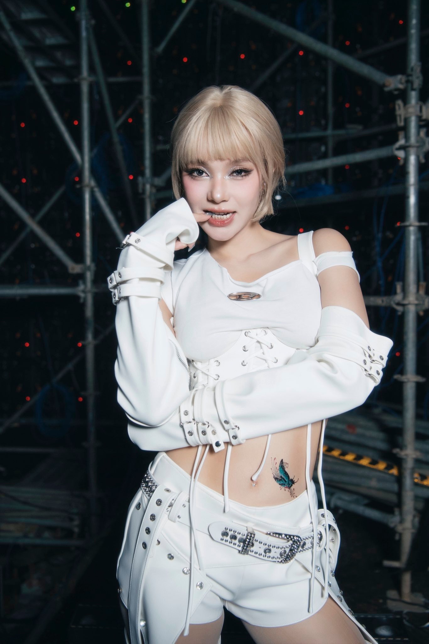 Minh Hằng tất tay khi hợp tác với Tóc Tiên, khẳng định đây là MV được đầu tư nhất sự nghiệp tính đến hiện tại (ảnh: FBNV)