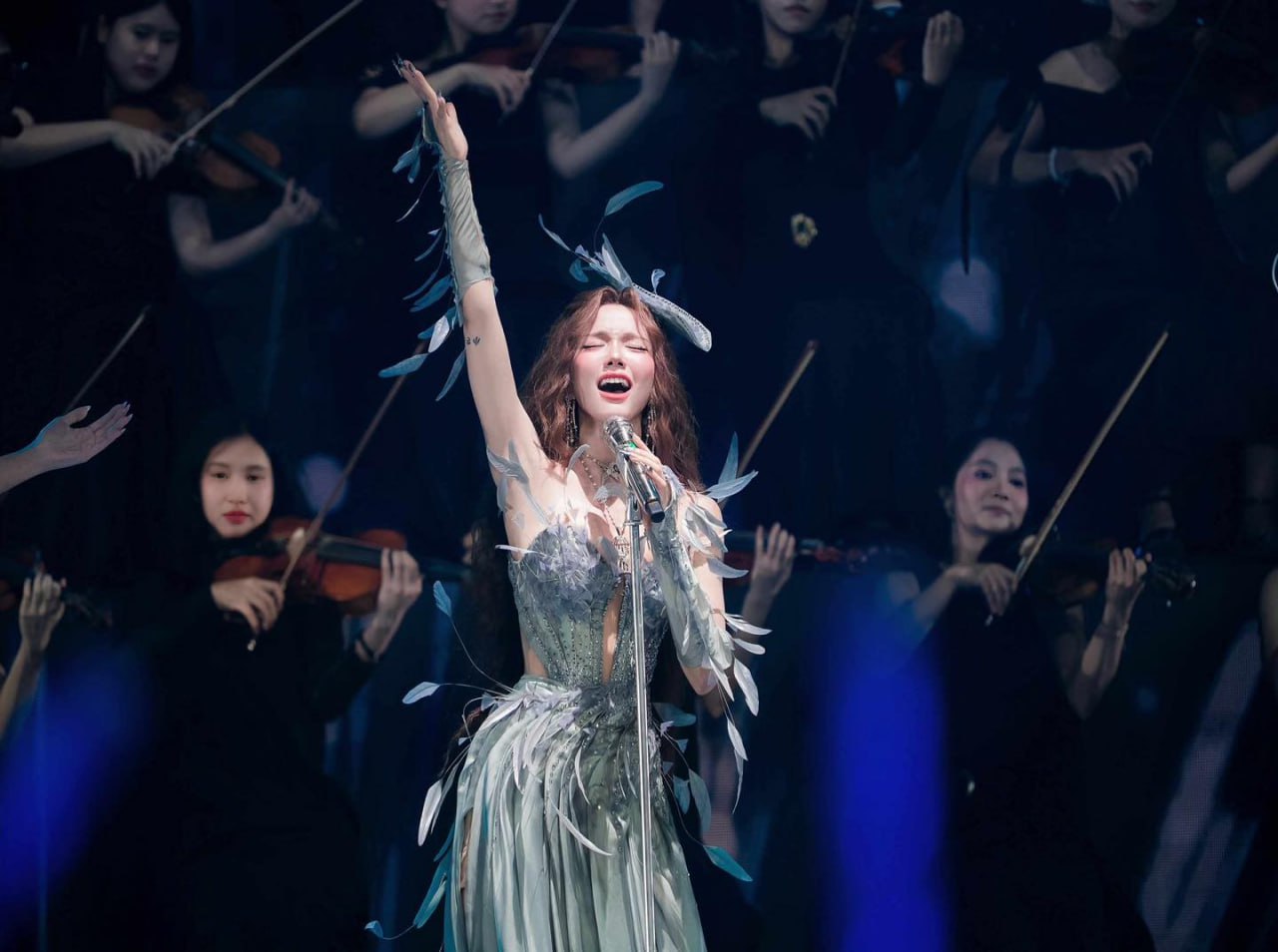 Năm qua đánh dấu một bước chuyển mình rực rỡ của Phương Ly khi nữ ca sĩ tham gia show truyền hình thực tế đình đám Em Xinh Say Hi (ảnh: FBNV)