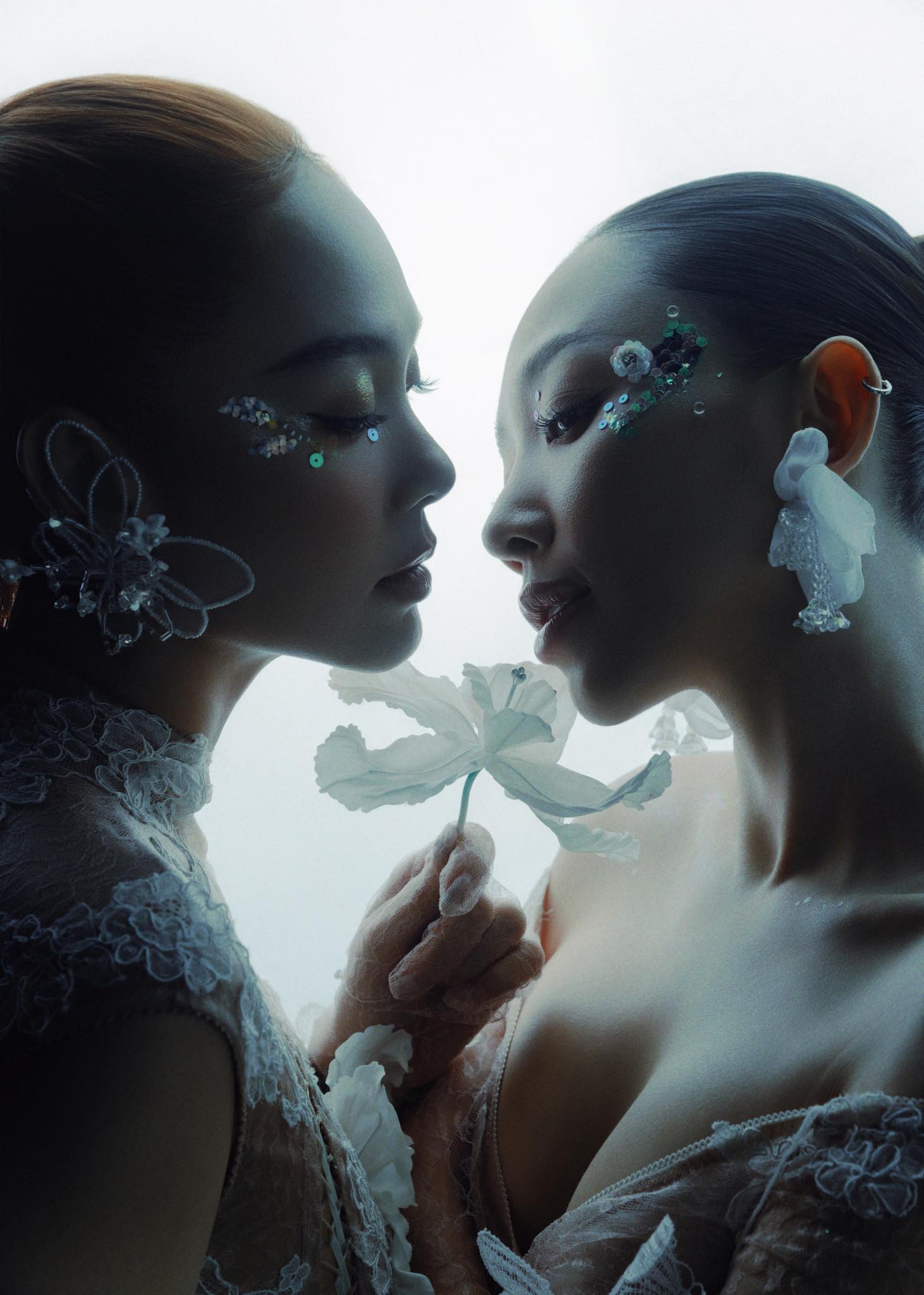 Tóc Tiên tung ảnh gốc khoe vòng 1 nóng bỏng bên Minh Hằng (ảnh: FBNV)