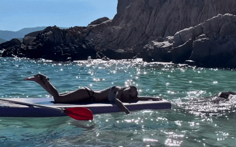 Phương Ly lênh đênh giữa biển phơi body bốc lửa, ekip “tá hoả”