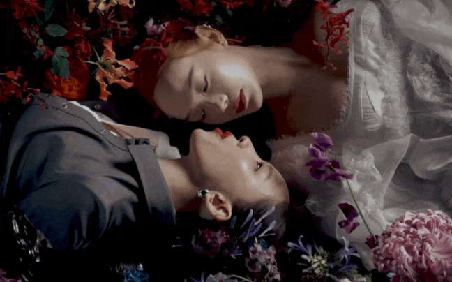 Hai chị đẹp tương tác thân mật