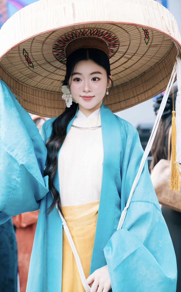 Khách Tây xếp hàng xem Lọ Lem chụp ảnh, về nước kể 