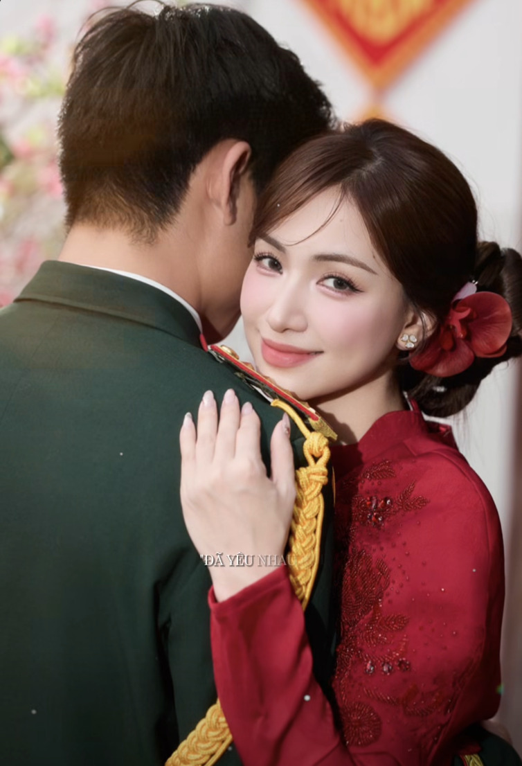 Lộ diện người đàn ông mặc quân phục được Hòa Minzy ôm chầm