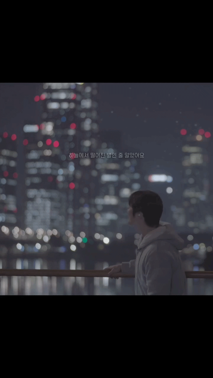 Nam ca sĩ Hwang Garam là 1 trong những gương mặt nổi bật trực thuộc công ty quản lý Double X Entertainment. Anh đã không giấu được niềm tiếc thương vô hạn trước sự ra đi đột ngột của CEO Kim Young Han. Ảnh: Nate