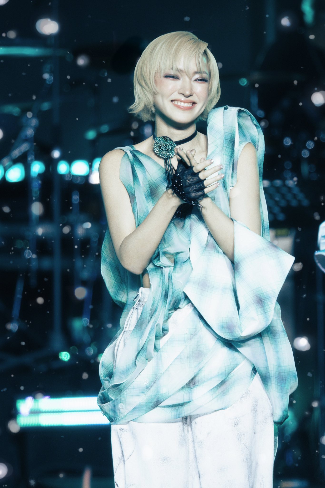 Một fashionista rẽ hướng đi hát, dù bộc lộ rõ điểm yếu về chuyên môn lại dễ dàng tạo ra một cơn bão thảo luận khiến nhiều người đặt dấu chấm hỏi về tính công bằng của thị trường (ảnh: FBNV)