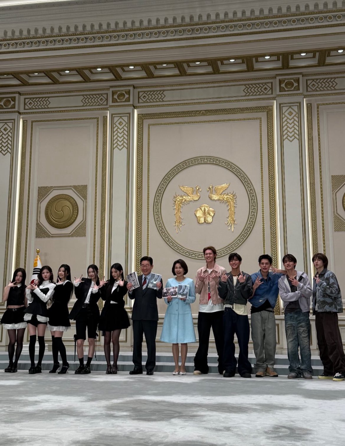 CORTIS và ILLIT chụp ảnh cùng Tổng thống Hàn Quốc và phu nhân (ảnh: IG)