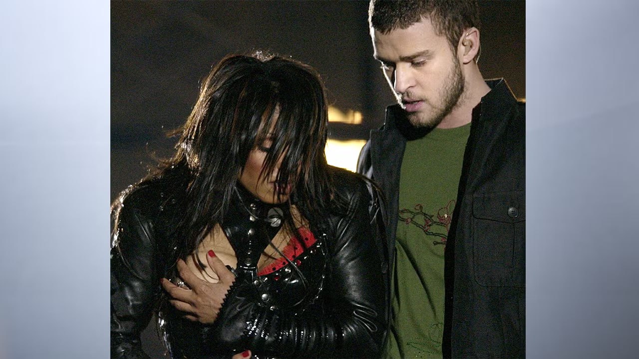 , Justin gây ra sự cố chấn động tại Super Bowl khi làm lộ ngực Janet Jackson (ảnh: X)