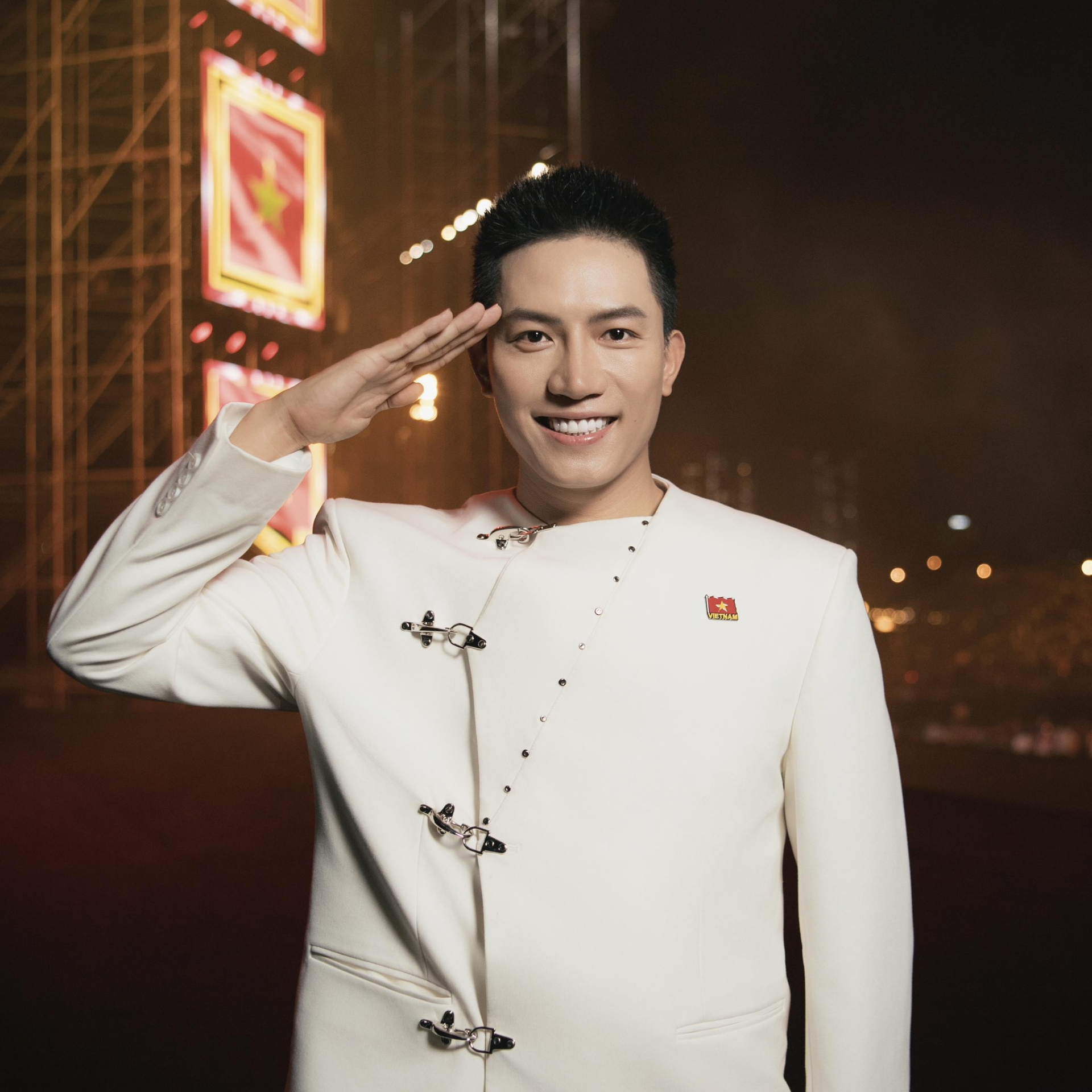 Một trong những dấu ấn đáng chú ý của nam ca sĩ là việc tự sáng tác các ca khúc về đề tài quê hương, đất nước (ảnh: FBNV)