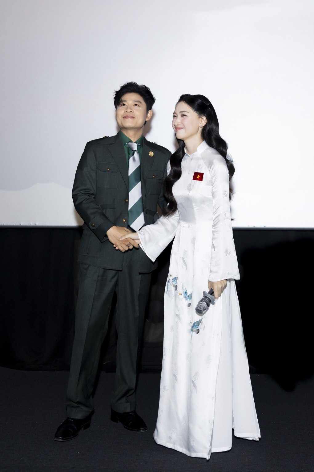 Hoà Minzy và Nguyễn Văn Chung từng hợp tác trong dự án Nỗi Đau Giữa Hoà Bình