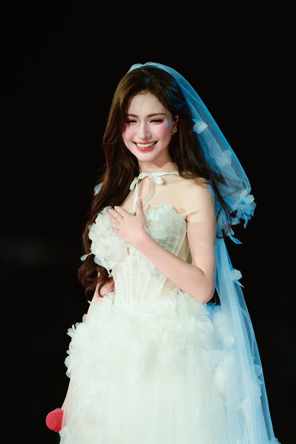 Cả nước chờ ngày được ăn cỗ cưới của Hoà Minzy