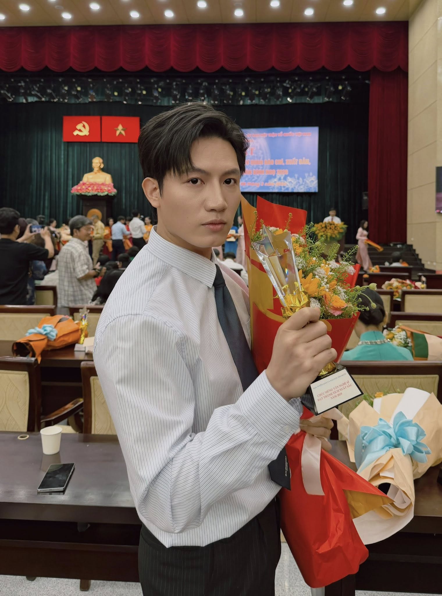 Anh Tú được tặng cúp tuyên dương (ảnh: FBNV)