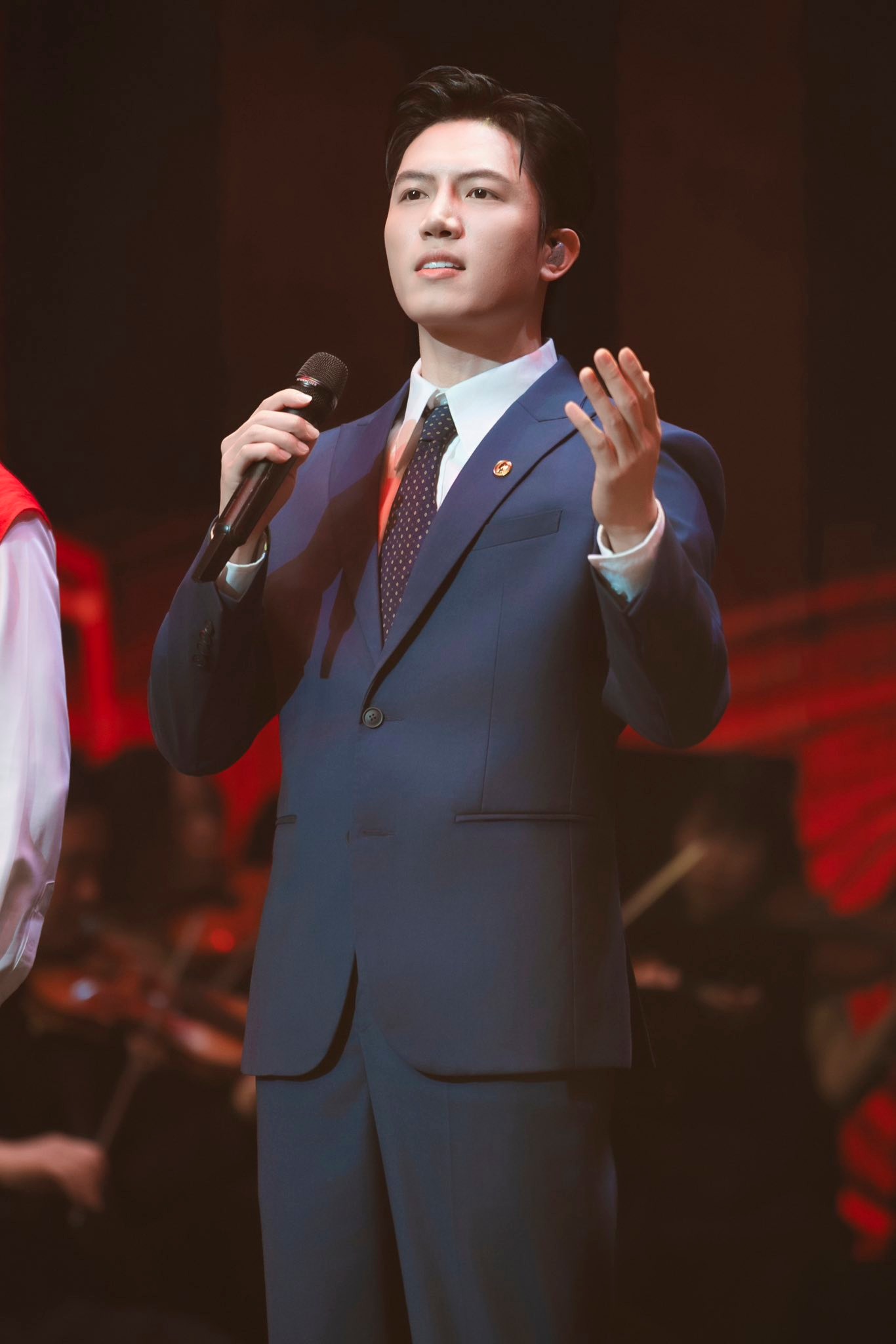 Đầu năm 2026, Anh Tú biểu diễn ca khúc Thưa Đảng, một sáng tác riêng chào mừng Đại hội Đảng toàn quốc lần thứ XIV (ảnh: FBNV)