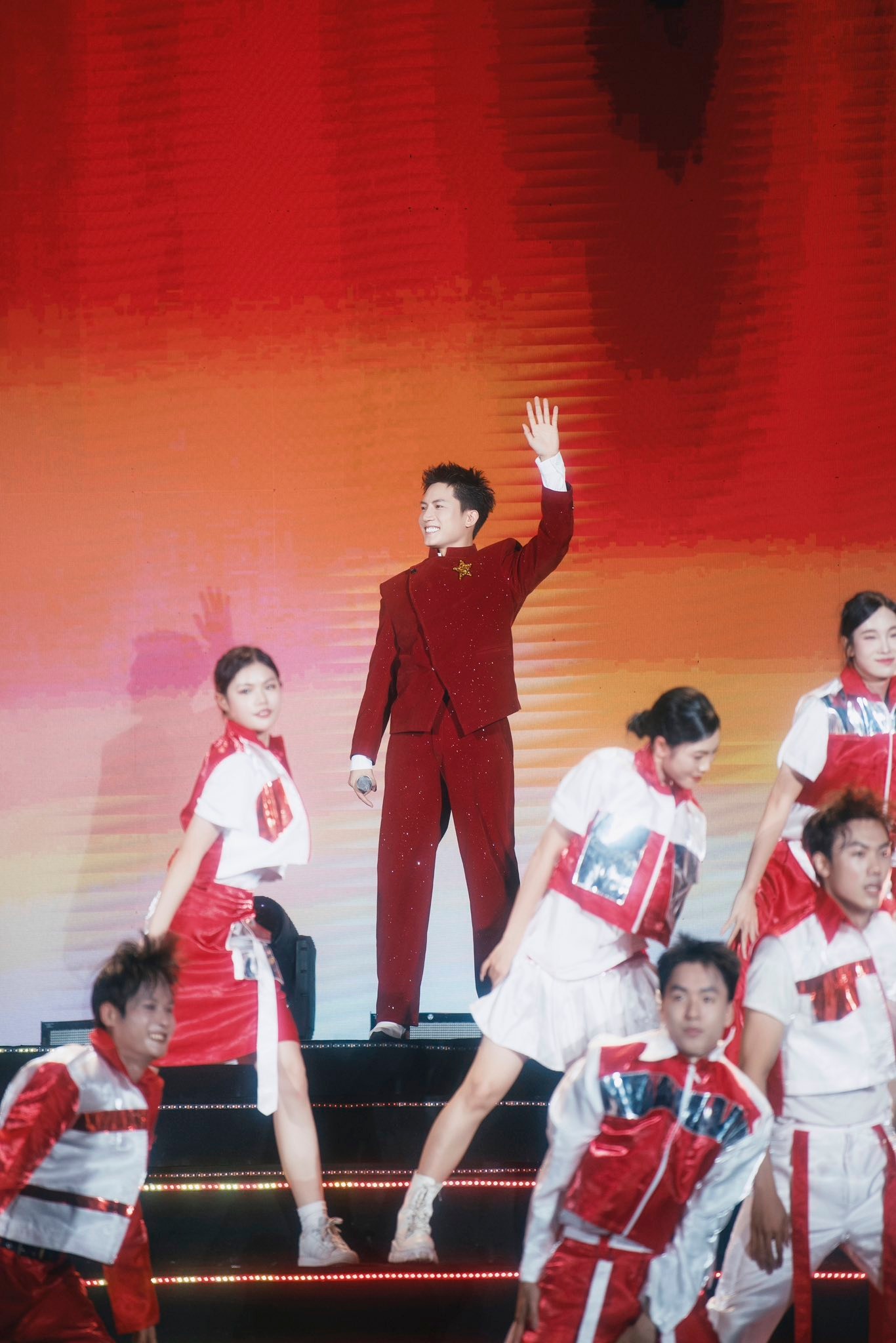 Anh Tú đắt show chính luận trong năm qua (ảnh: FBNV)