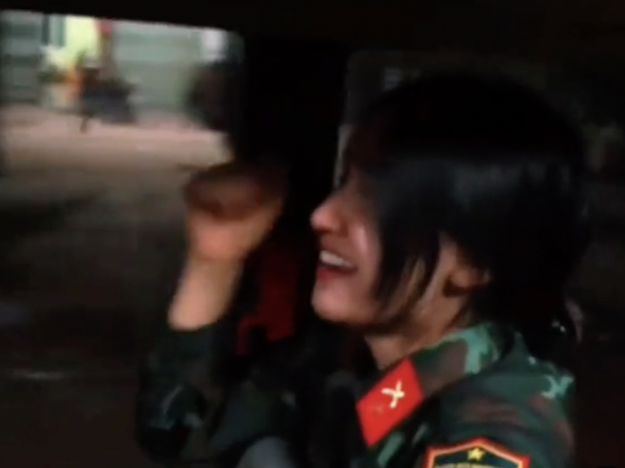 Văn Cương (ngồi cạnh Độ Mixi) và Hòa Minzy trên một chuyến xe