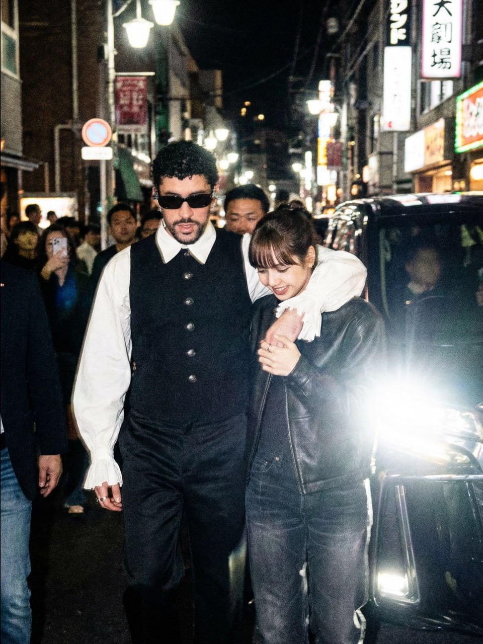 Chàng trai thân mật khoác vai Lisa (BLACKPINK): Giành giải Grammy, lập kỷ lục 4,1 tỷ views vẫn bị Tổng thống Trump chê