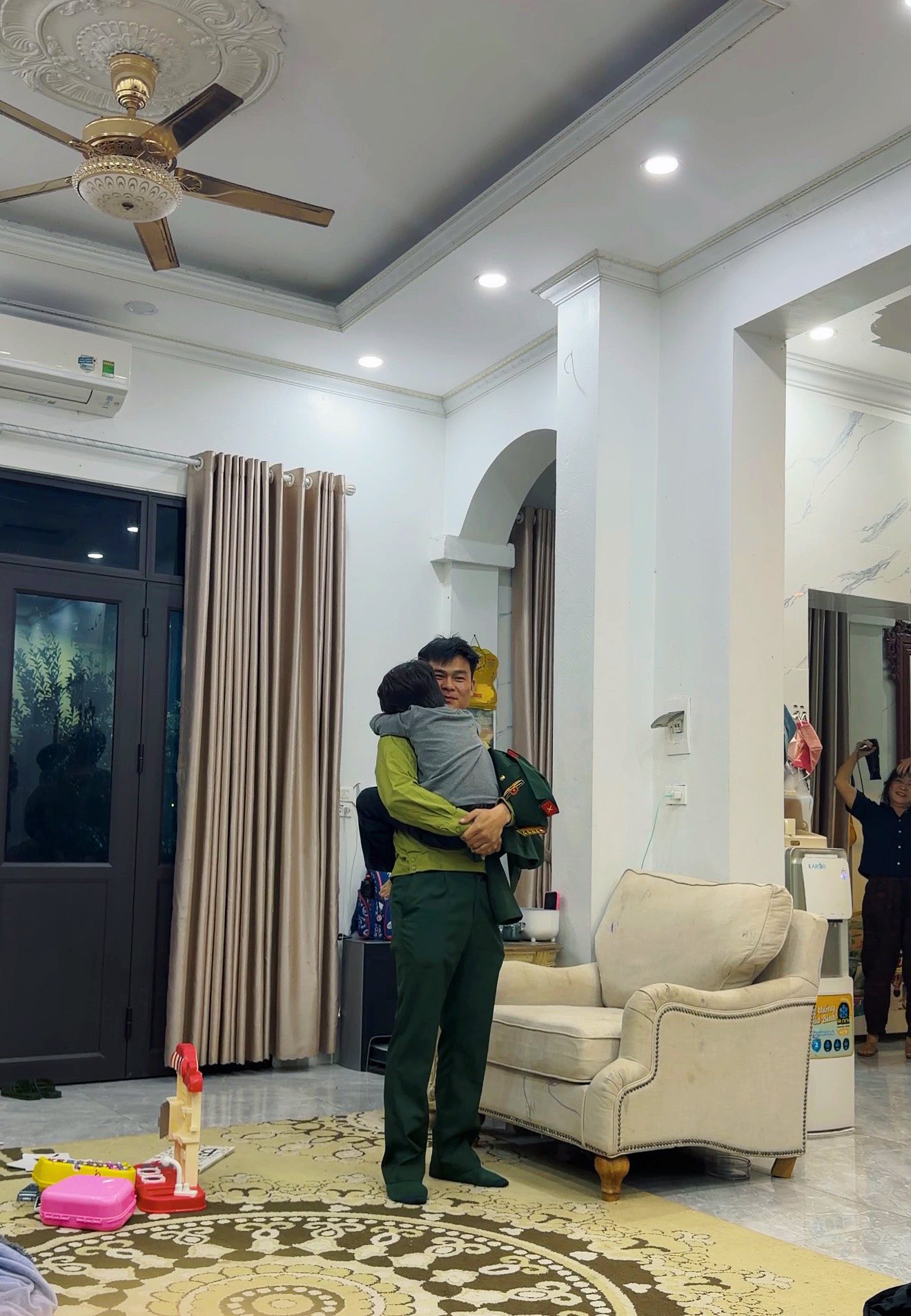 Theo như chia sẻ của Hòa Minzy, bé Bo rất quấn quít với