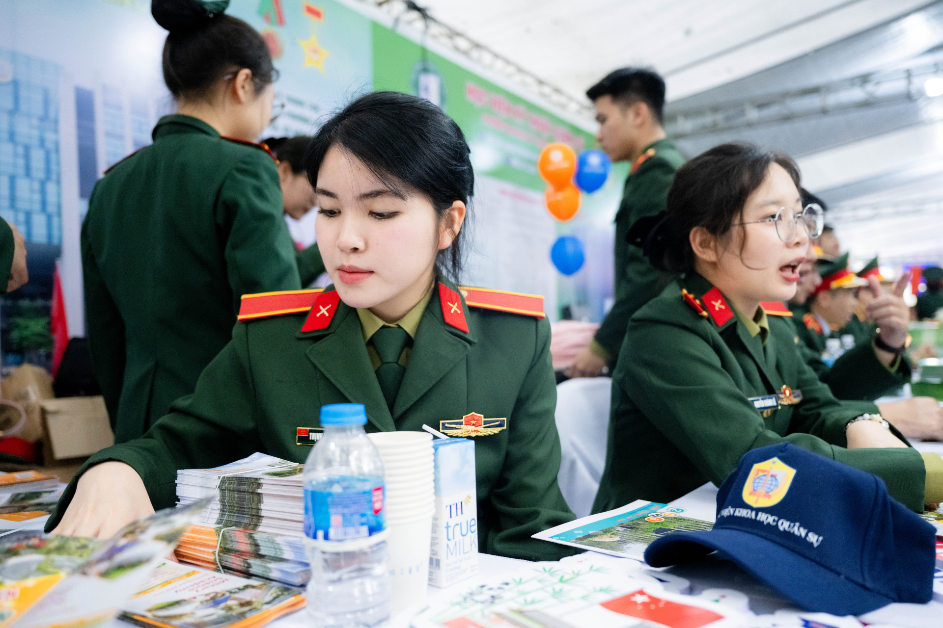 “Siêu Chủ nhật” tư vấn tuyển sinh 2026 tại Đại học Bách khoa Hà Nội: Hơn 320 gian trại, học sinh đội mưa đến tìm hiểu ngành học