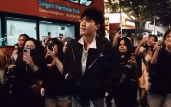 Fan meeting bất ngờ của HIEUTHUHAI ở phố đi bộ