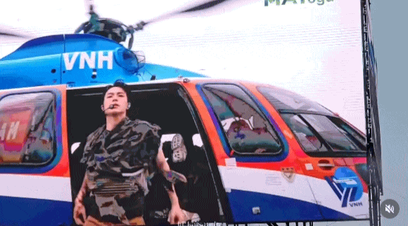 Concert Việt Nam đã đến đẳng cấp này: Nhóm tân binh đi diễn bằng trực thăng, phóng xe 