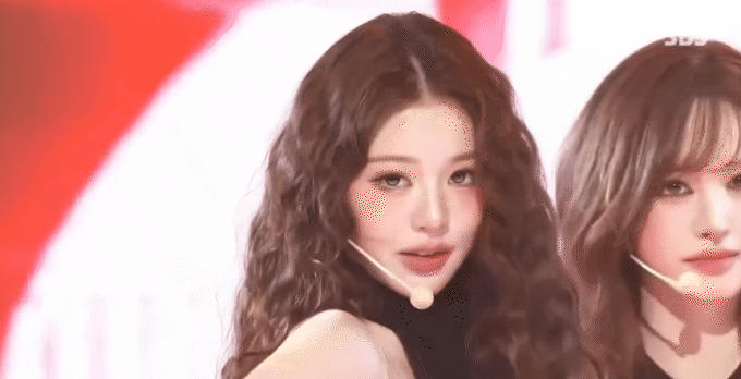 Liz hết né khung hình của Jang Wonyoung