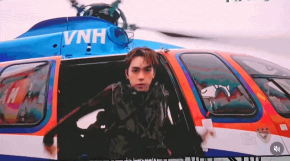 Nhóm tân binh bước xuống từ trực thăng 