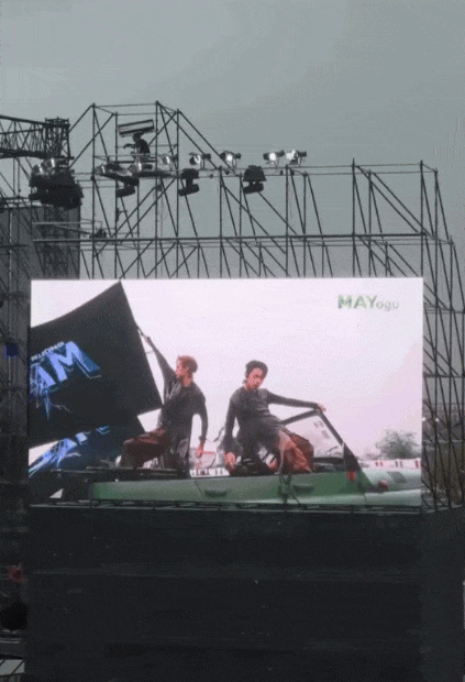 Concert Việt Nam đã đến đẳng cấp này: Nhóm tân binh đi diễn bằng trực thăng, phóng xe 