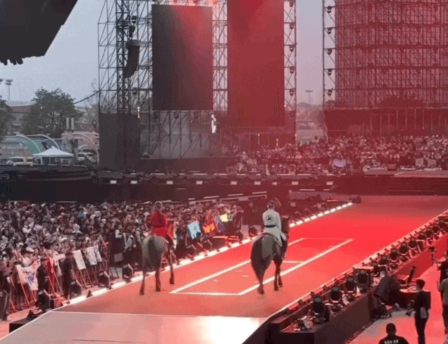 Cưỡi ngựa thật lên sân khấu 