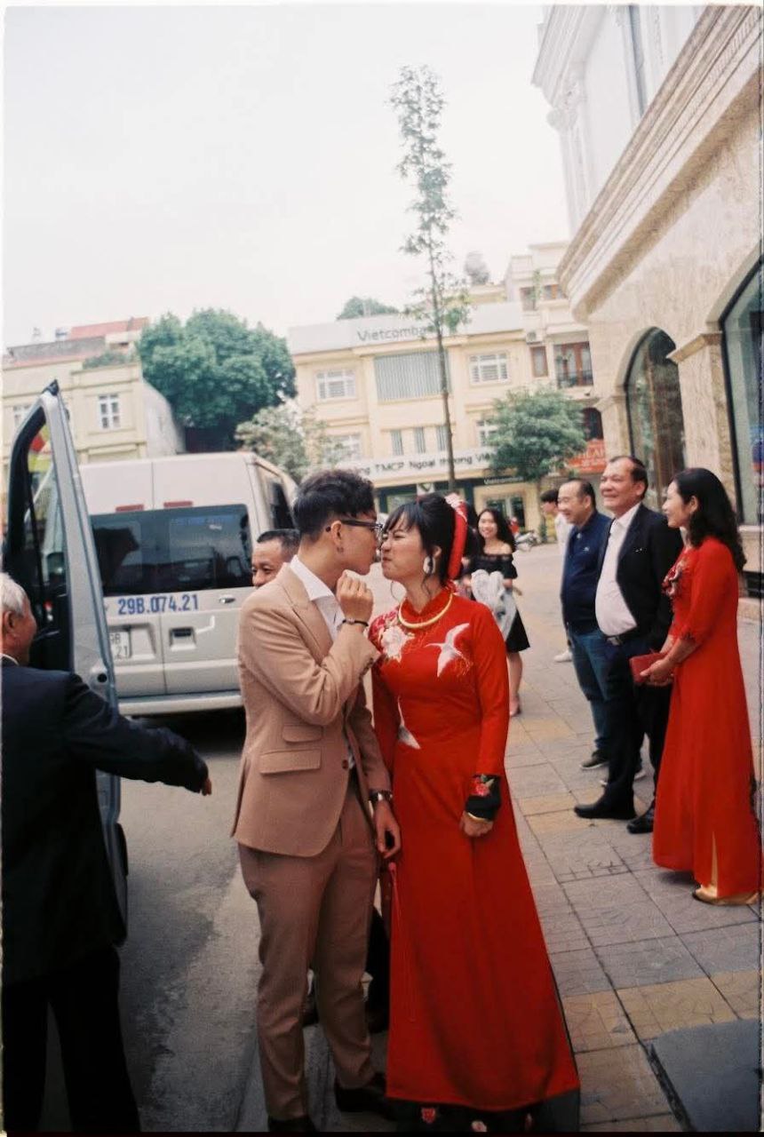 Hoàng Dũng công khai ảnh cưới vào ngày 8/3 (ảnh: FBNV)