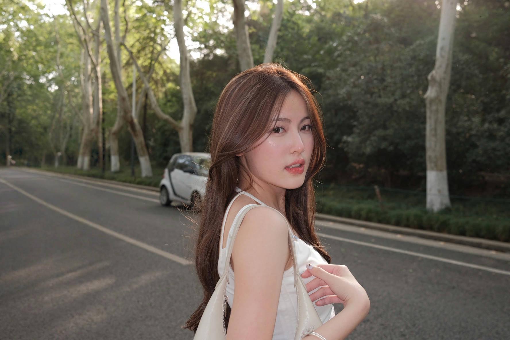 Trên trang cá nhân, Mỹ Hàn thường xuyên đăng ảnh du lịch sang chảnh, dùng túi hiệu 