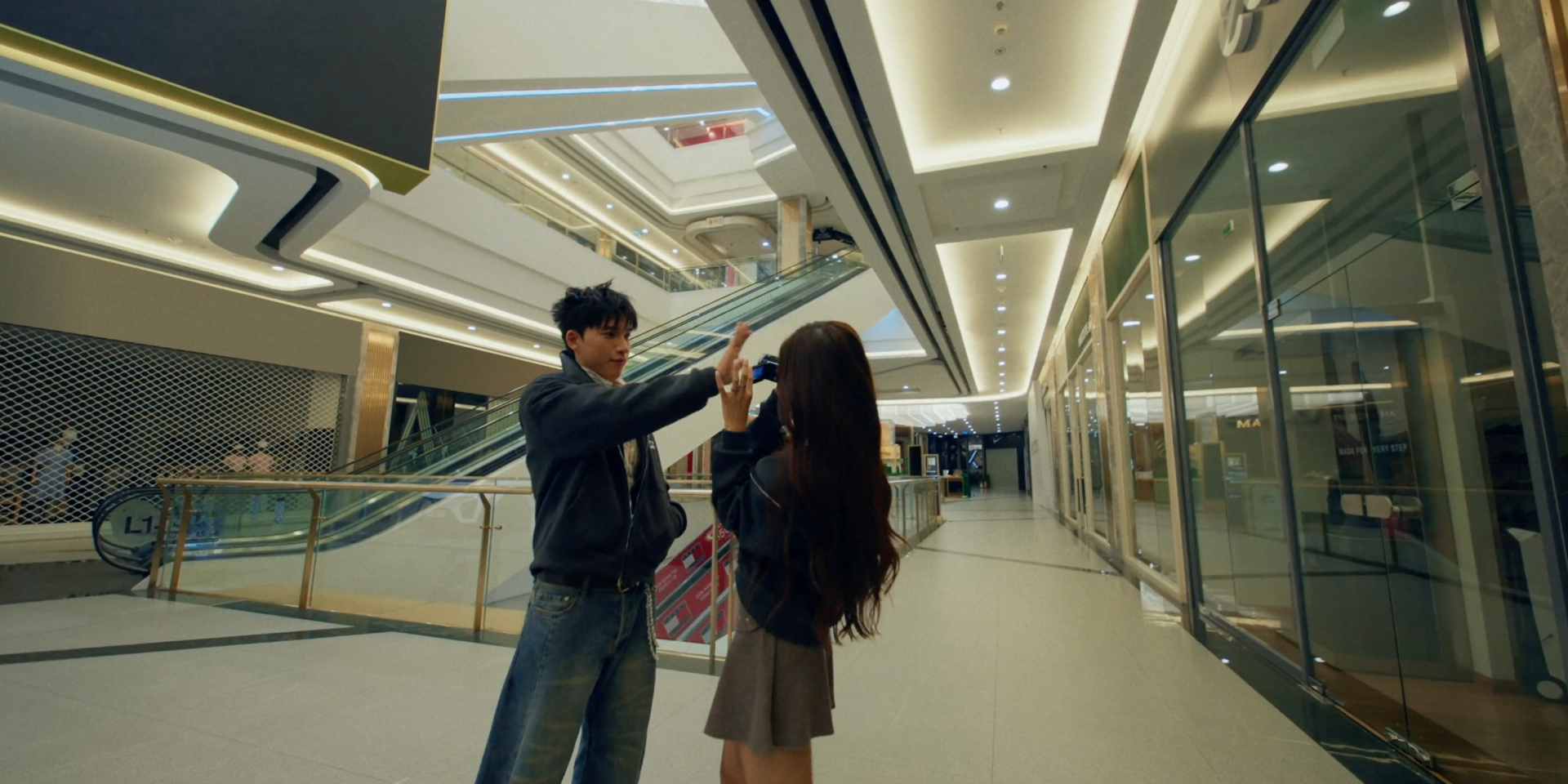  Phân cảnh nam chính hẹn hò bạn gái trong trung tâm thương mại