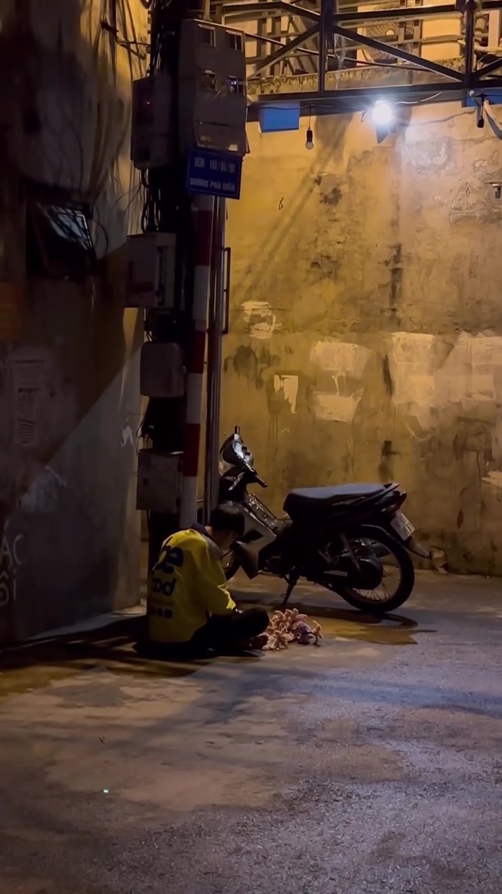 Nam shipper ngồi bệt ra đường để làm hoa kẽm nhung