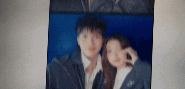 Trong MV mới, HIEUTHUHAI cũng đưa chi tiết chụp ảnh ở photobooth vào 