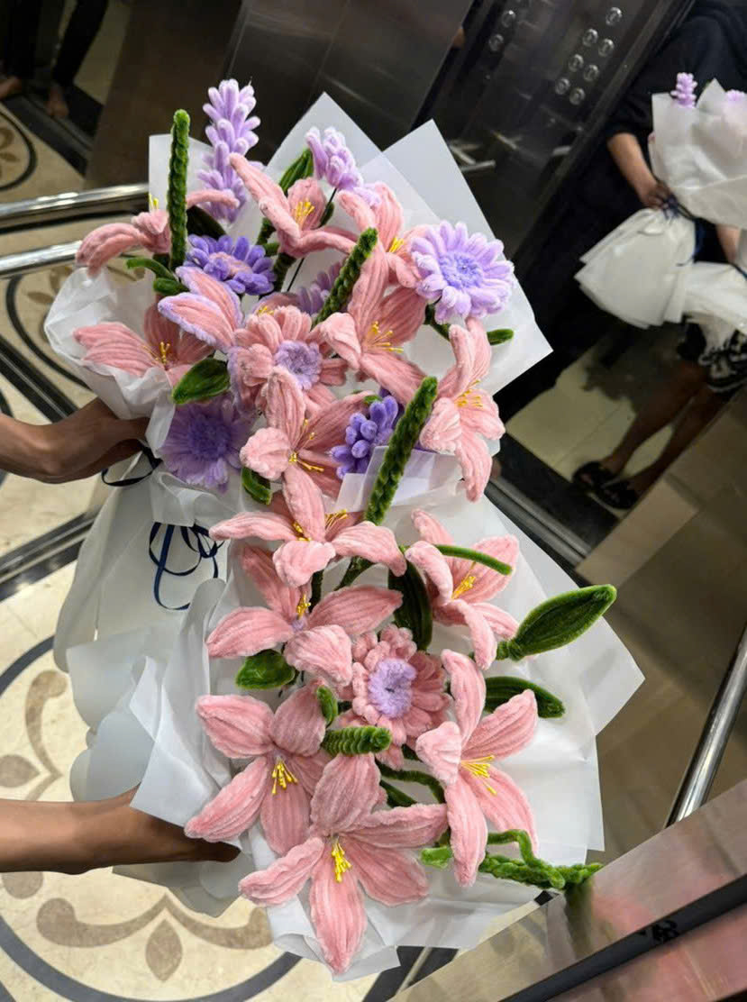 Hai bó hoa của Luyện đã được làm xong nhưng chưa tặng được cho mẹ và người yêu 