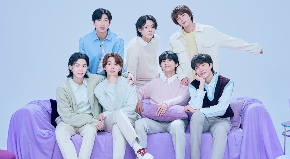 Cục Di sản Quốc gia đã đưa ra một quyết định hiếm hoi khi cho đóng cửa hoàn toàn Cung Gyeongbokgung và Bảo tàng Cung điện Quốc gia để phục vụ công tác an ninh cho ngày diễn ra show miễn phí quảng bá album Arirang (ảnh: Big Hit)